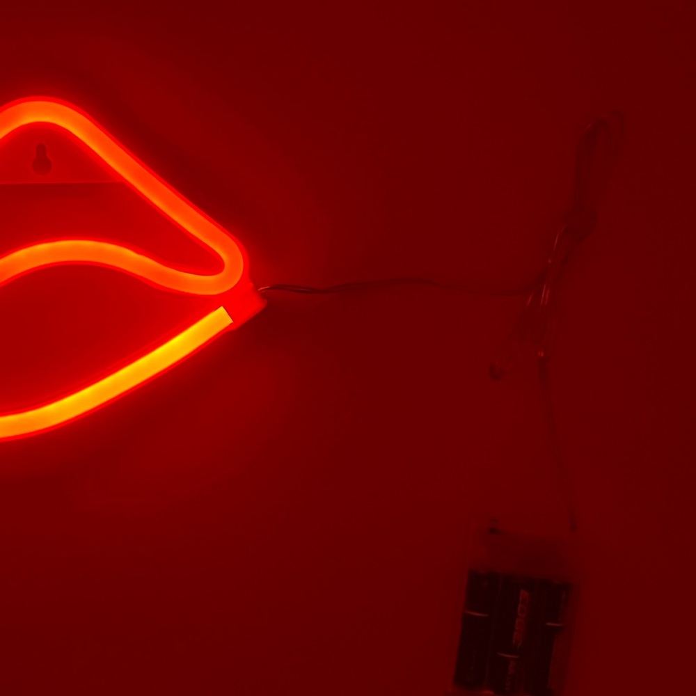 Red Lips LED Wall Light - Picture 4 of 10